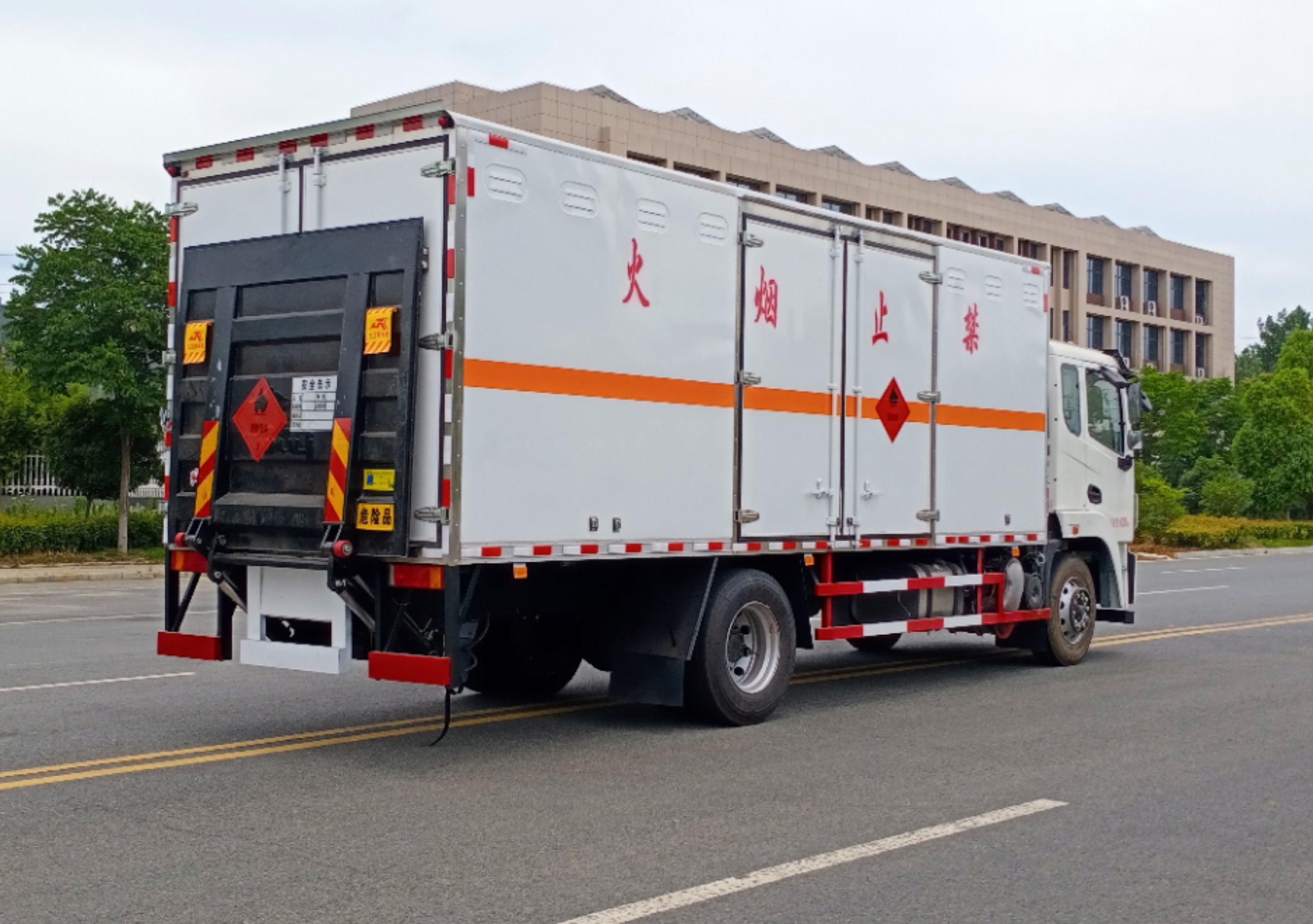 東風(fēng)錦程6.8米氣體廂式運輸車